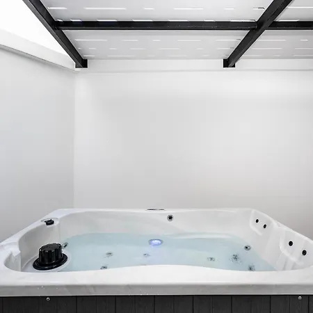 La Casa Center With Jacuzzi شقة *