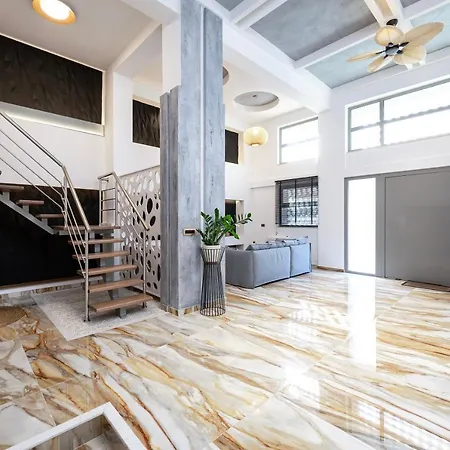 La Casa Center With Jacuzzi Апартаменты *