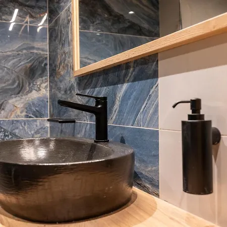 La Casa Center With Jacuzzi Apartman