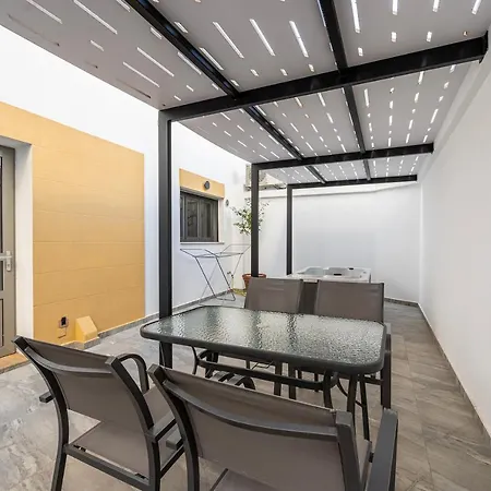 La Casa Center With Jacuzzi Apartman