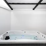 La Casa Center With Jacuzzi Daire *